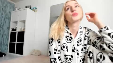 Kenzie online show from November 24, 4:23 am