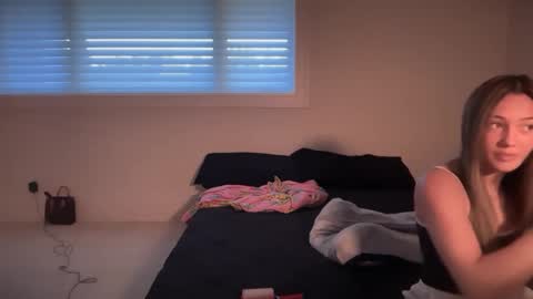 kenziesmithh online show from September 18, 8:00 pm