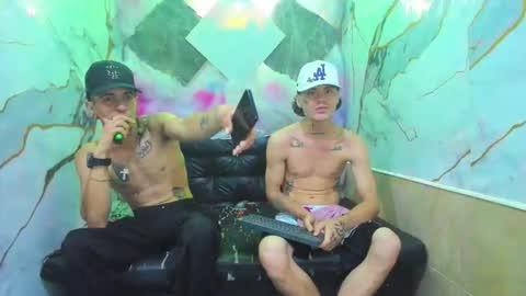 kevinperlas_ online show from November 20, 8:52 pm