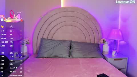 KI KI online show from November 12, 8:19 pm