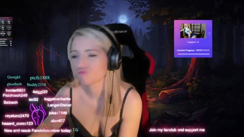 Snapshot of kimilee22 chatting on December 9, 10:09 pm Wolfs Girl online show from December 9, 10:09 pm