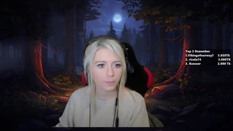 Snapshot of kimilee22 chatting on December 11, 10:06 pm Wolfs Girl online show from December 11, 10:06 pm