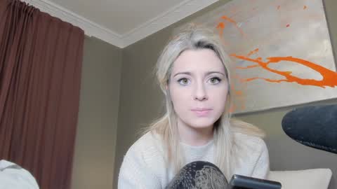 Snapshot of kimilee22 chatting on December 29, 8:58 pm Wolfs Girl online show from December 29, 8:58 pm