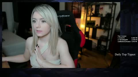 Snapshot of kimilee22 chatting on January 25, 2:25 pm Wolfs Girl online show from January 25, 2:25 pm