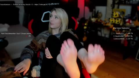 Snapshot of kimilee22 chatting on September 24, 5:27 pm Wolfs Girl online show from September 24, 5:27 pm