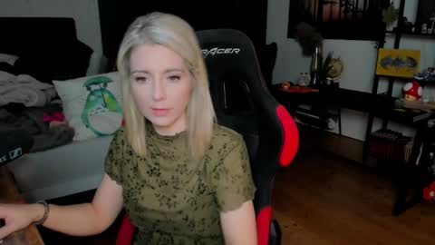 Snapshot of kimilee22 chatting on October 18, 1:56 pm Wolfs Girl online show from October 18, 1:56 pm