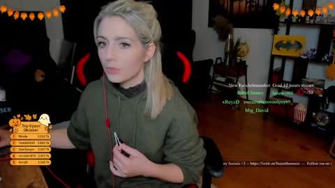 Snapshot of kimilee22 chatting on October 30, 7:25 pm Wolfs Girl online show from October 30, 7:25 pm