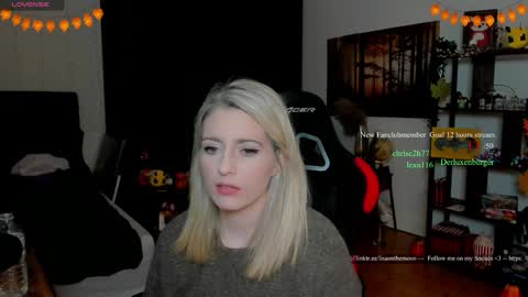 Snapshot of kimilee22 chatting on November 22, 7:24 pm Wolfs Girl online show from November 22, 7:24 pm