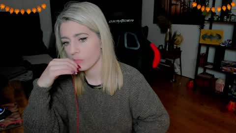 Snapshot of kimilee22 chatting on November 25, 6:41 pm Wolfs Girl online show from November 25, 6:41 pm