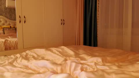 Kim Lee  online show from December 1, 4:29 pm