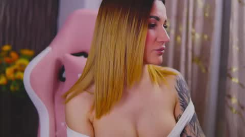 Snapshot of kimskye chatting on February 22, 11:35 pm KimSkye online show from February 22, 11:35 pm