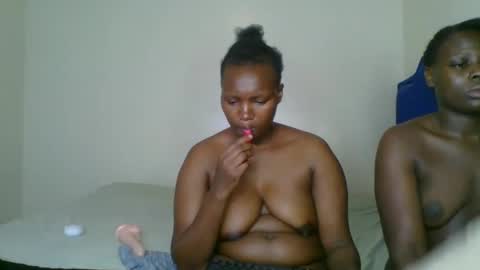 Snapshot of kinky_roey chatting on February 26, 12:05 am kinky_roey online show from February 26, 12:05 am