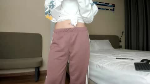 Snapshot of kiraempire chatting on December 17, 4:24 pm love you online show from December 17, 4:24 pm