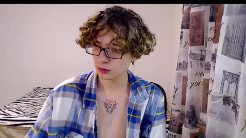 Snapshot of kiriae21 chatting on December 6, 5:33 pm Alan online show from December 6, 5:33 pm