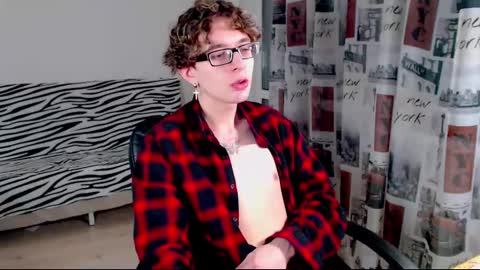 Snapshot of kiriae21 chatting on March 12, 6:44 pm Alan online show from March 12, 6:44 pm