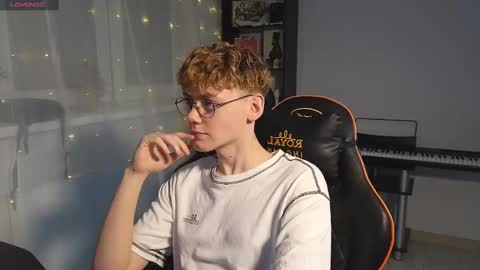 Snapshot of kirill_20_cm chatting on February 18, 5:42 pm Kirill and Andrey online show from February 18, 5:42 pm