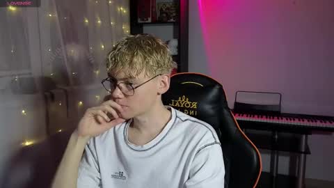 Snapshot of kirill_20_cm chatting on March 5, 3:51 pm Kirill and Andrey online show from March 5, 3:51 pm