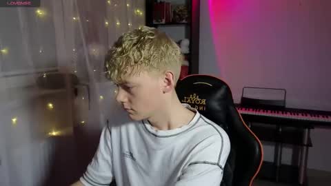 Snapshot of kirill_20_cm chatting on March 5, 6:56 pm Kirill and Andrey online show from March 5, 6:56 pm