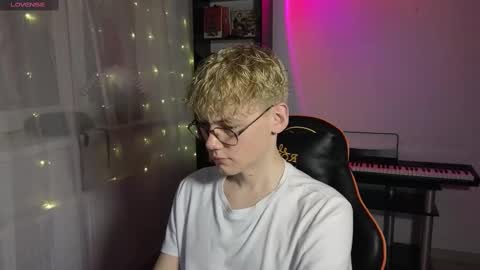 Snapshot of kirill_20_cm chatting on March 8, 5:01 pm Kirill and Andrey online show from March 8, 5:01 pm