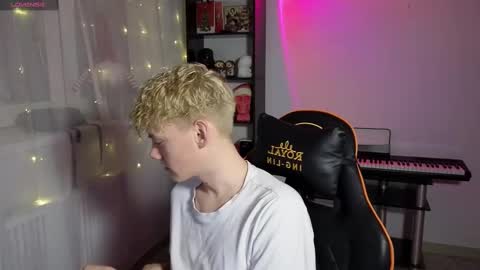 Snapshot of kirill_20_cm chatting on March 8, 8:03 pm Kirill and Andrey online show from March 8, 8:03 pm