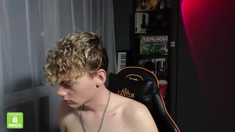 Snapshot of kirill_20_cm chatting on October 6, 1:47 am Kirill and Andrey online show from October 6, 1:47 am