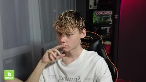 Snapshot of kirill_20_cm chatting on October 20, 11:27 pm Kirill and Andrey online show from October 20, 11:27 pm