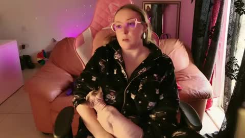 kissica online show from February 8, 1:01 pm