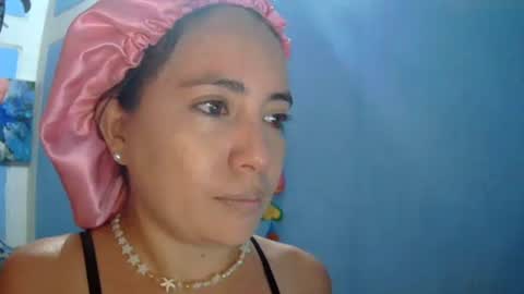 Snapshot of kissmelovejummy chatting on December 5, 6:33 pm Erika paul online show from December 5, 6:33 pm