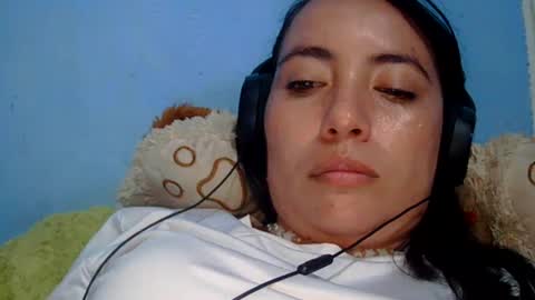 Snapshot of kissmelovejummy chatting on December 5, 10:45 pm Erika paul online show from December 5, 10:45 pm