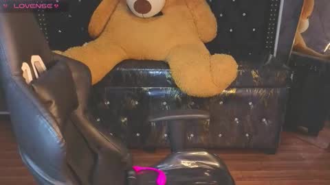 Snapshot of kitty_fox_b chatting on November 12, 1:33 pm kitty_fox_b online show from November 12, 1:33 pm