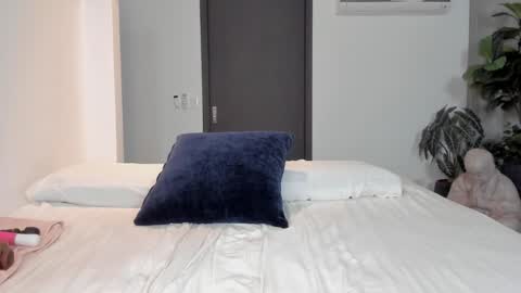 Snapshot of kleogold_1 chatting on December 4, 6:44 am Christina online show from December 4, 6:44 am