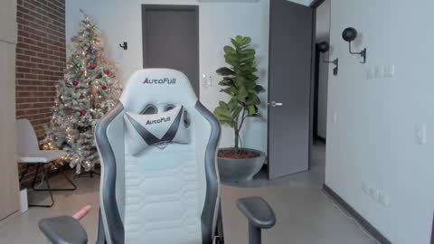 Snapshot of kleogold_1 chatting on December 27, 2:12 pm Christina online show from December 27, 2:12 pm