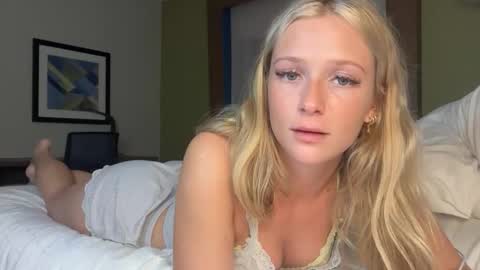 Snapshot of korinaluvv chatting on November 10, 11:15 pm Korina online show from November 10, 11:15 pm