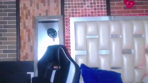 kriss_sweetboobs online show from February 23, 4:35 pm