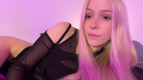 Snapshot of kristy_babe chatting on October 3, 10:07 pm Kristy and Alice online show from October 3, 10:07 pm