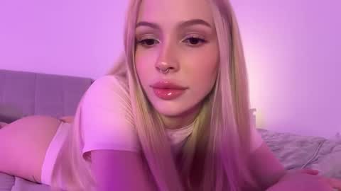 Snapshot of kristy_babe chatting on October 8, 8:17 pm Kristy and Alice online show from October 8, 8:17 pm