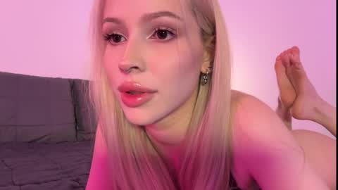 Snapshot of kristy_babe chatting on October 16, 11:39 pm Kristy and Alice online show from October 16, 11:39 pm