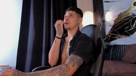 Snapshot of kylesmithx_ chatting on December 13, 10:48 pm kylesmithx_ online show from December 13, 10:48 pm