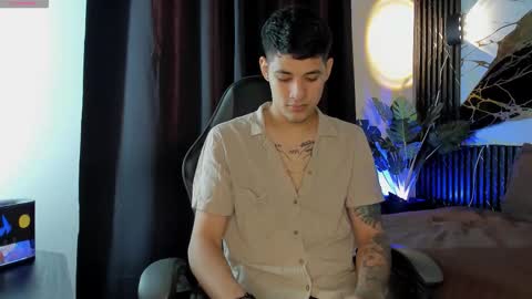 Snapshot of kylesmithx_ chatting on December 18, 8:15 pm kylesmithx_ online show from December 18, 8:15 pm