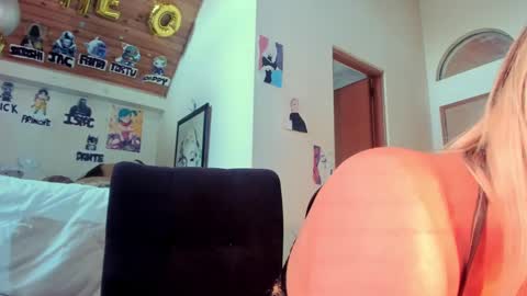 Snapshot of kyliekandy chatting on February 21, 9:32 pm online show from February 21, 9:32 pm