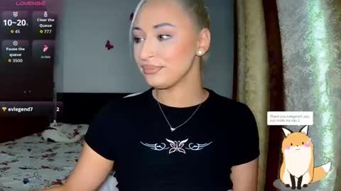 Snapshot of kylieoneadams chatting on November 11, 8:25 am kylie online show from November 11, 8:25 am