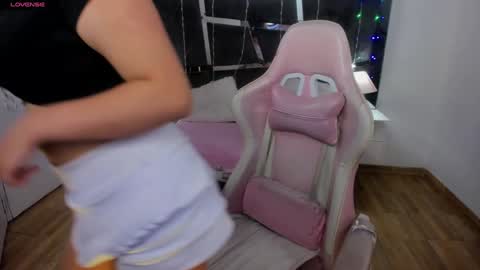  L A R A   online show from December 13, 8:37 pm