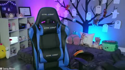 Lacey Bloom online show from November 4, 2:21 am