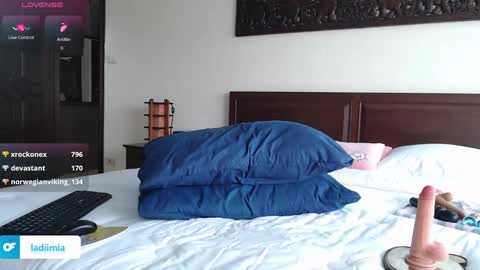 Mia online show from December 5, 1:36 am