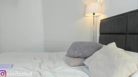 Snapshot of lady_ni chatting on January 13, 12:35 pm 700 1300 -5 online show from January 13, 12:35 pm