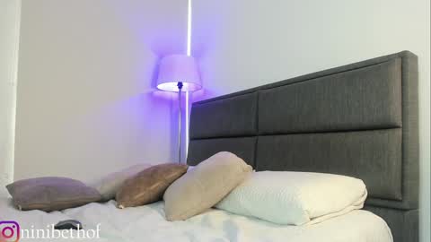 Snapshot of lady_ni chatting on January 31, 1:02 pm 700 1300 -5 online show from January 31, 1:02 pm