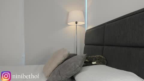 Snapshot of lady_ni chatting on February 28, 12:52 pm 700 1300 -5 online show from February 28, 12:52 pm