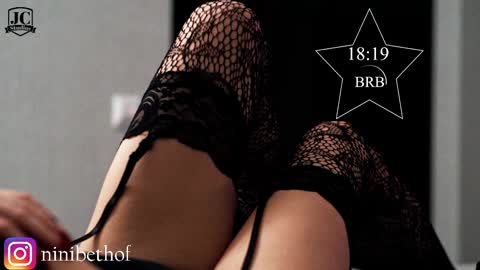 Snapshot of lady_ni chatting on March 1, 4:44 pm 700 1300 -5 online show from March 1, 4:44 pm