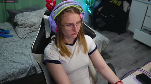 Snapshot of lana_del_kay chatting on December 6, 5:00 pm Kay online show from December 6, 5:00 pm