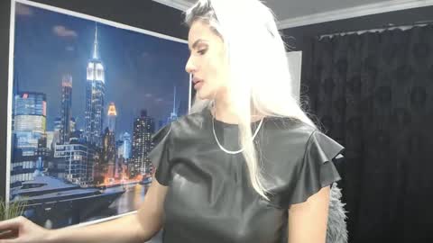 Snapshot of laras_moans chatting on December 28, 8:37 am laras_moans online show from December 28, 8:37 am